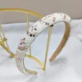 Détail d'un serre-tête de luxe avec perles blanches et cristaux d'or rose élégants - Serre-tête Perle Cristal 1.8cm (Floral Champagne)