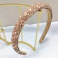Detailansicht eines luxuriösen Kristallstirnbands mit funkelnden champagnerfarbenen Steinen. - 1.8cm Breit / Champagner