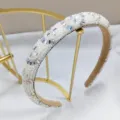 Gros plan élégant d'un serre-tête en perles blanches et cristaux sur support doré - Serre-tête Perle Cristal 1.8cm (Floral Couleur AB)