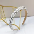 Nahaufnahme eines luxuriösen Haarreifs mit Perlen und Strasssteinen in Wabenoptik. - Gunmetal
