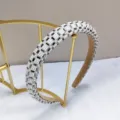 Elegante gewatteerde haarband met zwarte strass steentjes en witte parels op stand - Geweermetaal Zwart