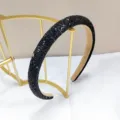 Dettaglio macro della fascia nera con paillette scintillanti su supporto dorato - Stile Griglia di Cristallo / Bordo Stretto 1.8cm / Nero