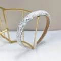 Elegante haarband met witte parels en iriserende strass-steentjes voor dames. - AB Kleurrijk