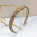 Vista dettagliata di un cerchietto stretto con strass champagne scintillante di lusso - Stile Griglia di Cristallo / Bordo Stretto 1.8cm / Marrone