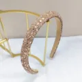 Elegante primo piano di un cerchietto con strass color oro champagne su supporto - Stile Griglia di Cristallo / Bordo Stretto 1.8cm / Champagne