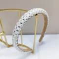 Gedetailleerde weergave van een elegante brede haarband met witte parels en kristallen. - Brede Witte Parel Stijl / Wit