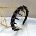 Vista de detalle de diadema trenzada negra con pedrería y dientes de sujeción internos - Estilo Trenzado de Strass (Estilo de Cadena de Strass) / Negro