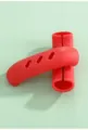 Gros plan détaillé sur les poignées et protège-oreilles en silicone rouge anti-chaleur - Rouge / 2 Pièces/Ensemble