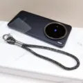 Vue détaillée d'une dragonne de téléphone en strass noirs étincelants avec fermoir - Métal canon