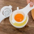 Eiertrenner aus weißem Kunststoff für die Küche und zum Backen - 1 Stück / Gebrochenes Weiß