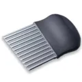 Wellenmesser aus Edelstahl für Kartoffeln mit schwarzem ergonomischem Griff - Short Handle Crinkle Cutter / Schwarz