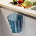 Eleganter blau-transparenter Wand-Küchenmülleimer mit einem stilvollen Wellenrand-Design - Himmelblau