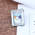 Detail van een grappige emaille pin met het ontwerp van een vermiste kat poster - Have You Seen Him Kat Poster Stijl (D-1800) / 1 Stuk/Verpakking
