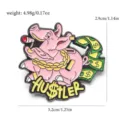 Vue détaillée du pin's cochon rose avec les dimensions et le poids indiqués. - Cochon de Dessin Animé Fumant un Cigare (D-943)