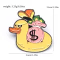 Broche canard en émail avec sac d'argent, accessoire de dessin animé pour vêtements - Canard Jaune Avec Sac d'Argent (D-791)