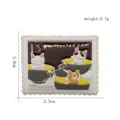 Detailansicht einer süßen Katzenkaffeebecher-Stempel-Emaille-Anstecknadel mit Maßen - Briefmarke Katze Kaffeetasse Stil (D-832)
