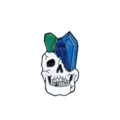 Detaillierte Nahaufnahme einer Emaille-Totenkopf-Brosche mit blauen und grünen Kristallen - Kristall Mineral Totenkopf (D-375)