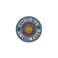 Épingle en émail coloré Covid-19 Vaccinated avec visage souriant jaune sur fond blanc - Virus Rond COVID-19 VACCINATED