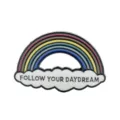 Primo piano di una spilla in smalto arcobaleno con la scritta 'Follow Your Daydream' su nuvola - Stile Follow Your Daydream (D-950)