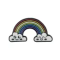 Dettaglio di una colorata spilla arcobaleno in smalto con graziose nuvole sorridenti dei cartoni - Stile Arcobaleno Nuvola Espressione (D-970)