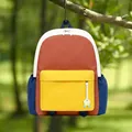 Zaino per bambini a blocchi di colore dopamina appeso in un parco naturale - Grande (6-14 anni) / marrone caramello