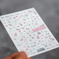 Autocollants à ongles floraux de printemps avec motifs de feuilles et papillons Monet. - Jardin de Monet - Petites Fleurs Dorées (TS-055)