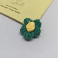 Handgefertigte Blume aus Milchbaumwolle in Grün und Gelb für DIY-Basteln und Haarschmuck - Pfauenblau