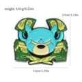 Vue macro détaillée d'un pin's en émail ours bleu cartoon avec des motifs de billets. - Ours Bleu Féroce (D-798)