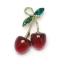 Broche cerise rouge exquise avec feuilles en cristal vert étincelant pour costume femme - Style Double Cerise avec Feuille en Strass Vert (D-1759)