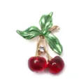 Broche cerise créative avec feuilles en émail vert et cerises rouges translucides - Style Double Cerise Rouge Translucide (D-493)
