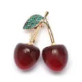 Élégante broche cerise rouge avec feuille en strass vert et épingle au ton doré - Style Vintage Rouge Vin avec Pavé de Strass Verts (D-1763)
