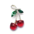 Élégante broche cerise rouge avec des strass blancs étincelants et des feuilles en émail vert - Style Double Émail Rouge avec Tige en Strass (D-1768)