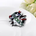Dettaglio ravvicinato di una spilla creativa in smalto per Halloween con viso di donna diviso - Distintivo Ritratto Donna Viso Yin Yang (D-946)