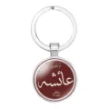 Vue détaillée d'un porte-clés du Moyen-Orient avec calligraphie arabe sur fond rouge - Style Calligraphie Écriture