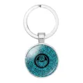 Vue détaillée de la calligraphie arabe bleu clair sur le porte-clés cabochon en verre rond - Style Calligraphie Bleue