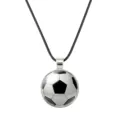 Collier avec pendentif ballon de football classique sur fond blanc - #09