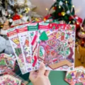 Primo piano di quattro fogli di adesivi natalizi 3D festivi per scrapbooking - Scena 3D Casa di Natale Dessert / Serie di Natale in Cartone Animato