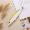 Δημιουργικό στυλό σε σχήμα ψαριού με ρεαλιστική υφή και ζωντανή πράσινο-κίτρινη ράχη. - Πράσινο