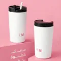 Nahaufnahme von zwei weißen 12oz Edelstahl-Vakuum-isolierten Kaffeebechern auf Podesten. - 12oz / Weiß