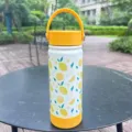 Vue détaillée d'une bouteille d'eau isolée en acier inoxydable avec motif citron - Taille 600ml / Jaune (Citron)