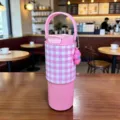 Vaso térmico de acero con cuadros rosas y blancos, asa y colgante de flor detallado - 750ml / Rosa a Cuadros