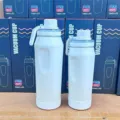 Langlebige mattweiße 304 Edelstahl isolierte Vakuum-Wasserflaschen mit Tragegriff - 750ml / Gebrochenes Weiß