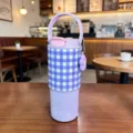 Vaso térmico de acero 316 con cuadros morados, asa y amuleto de flor decorativo - 750ml / Cuadros morados