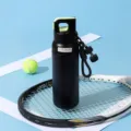 Borraccia sportiva nera in acciaio inox 316 con manico verde su racchetta da tennis - 620ml / Nero