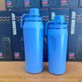 Grandes botellas de agua de acero inoxidable aisladas azules en dos tamaños - Azul
