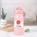 Rosa Isolierflasche aus 316 Edelstahl mit praktischem Tragegriff in Lifestyle-Umgebung - 1200ml / Rosa