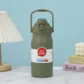Detailansicht der armeegrünen 316 Edelstahl isolierten Sportwasserflasche mit Griff - 1200ml / Grün