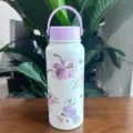 Gourde isotherme grande capacité en acier inoxydable avec motif floral et poignée violette - Couvercle Violet Floral (Fig 4) / 1000ml / Blanc