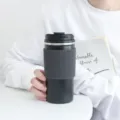 Isolierter Kaffeebecher aus 304 Edelstahl in Schwarz mit grauer Silikonmanschette. - 450ml / Schwarz