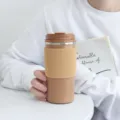 Isolierter 304 Edelstahl Kaffeebecher mit tragbarer brauner Silikonhülle und festem Deckel - 450ml / Braun